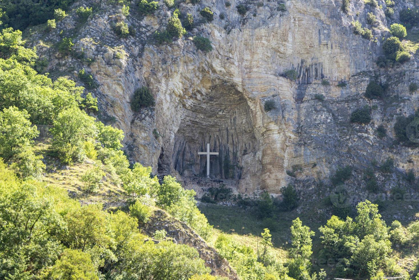 kruis op een berg in de stad Rocca Porena, Italië foto