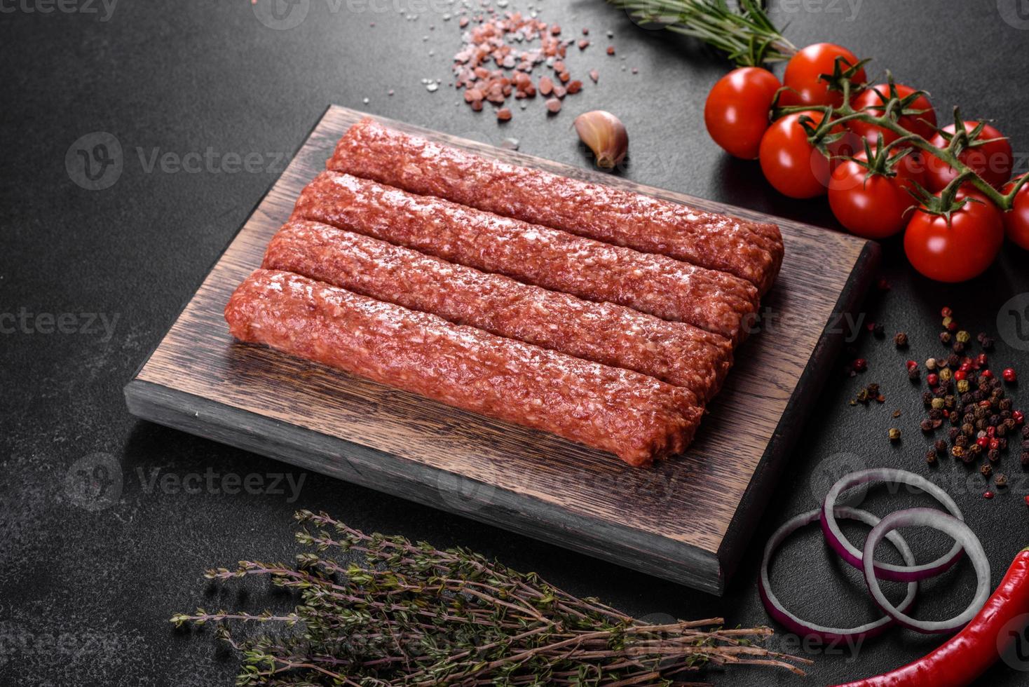 vers rauw gehakt voor gegrilde kebab met specerijen en kruiden foto