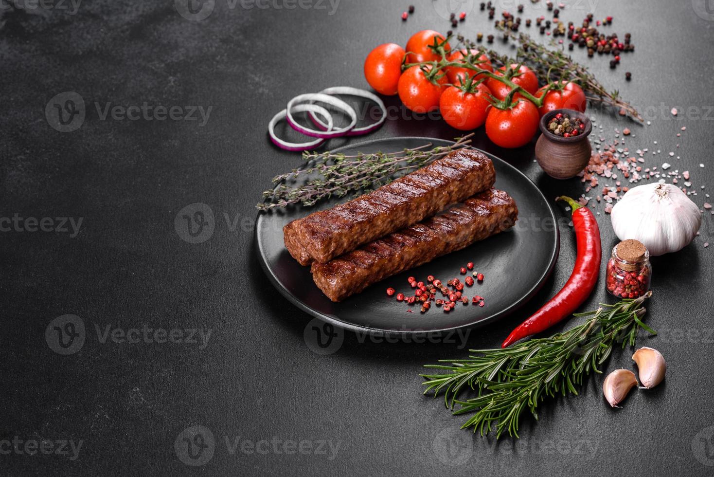 verse smakelijke kebab gegrild met specerijen en kruiden foto