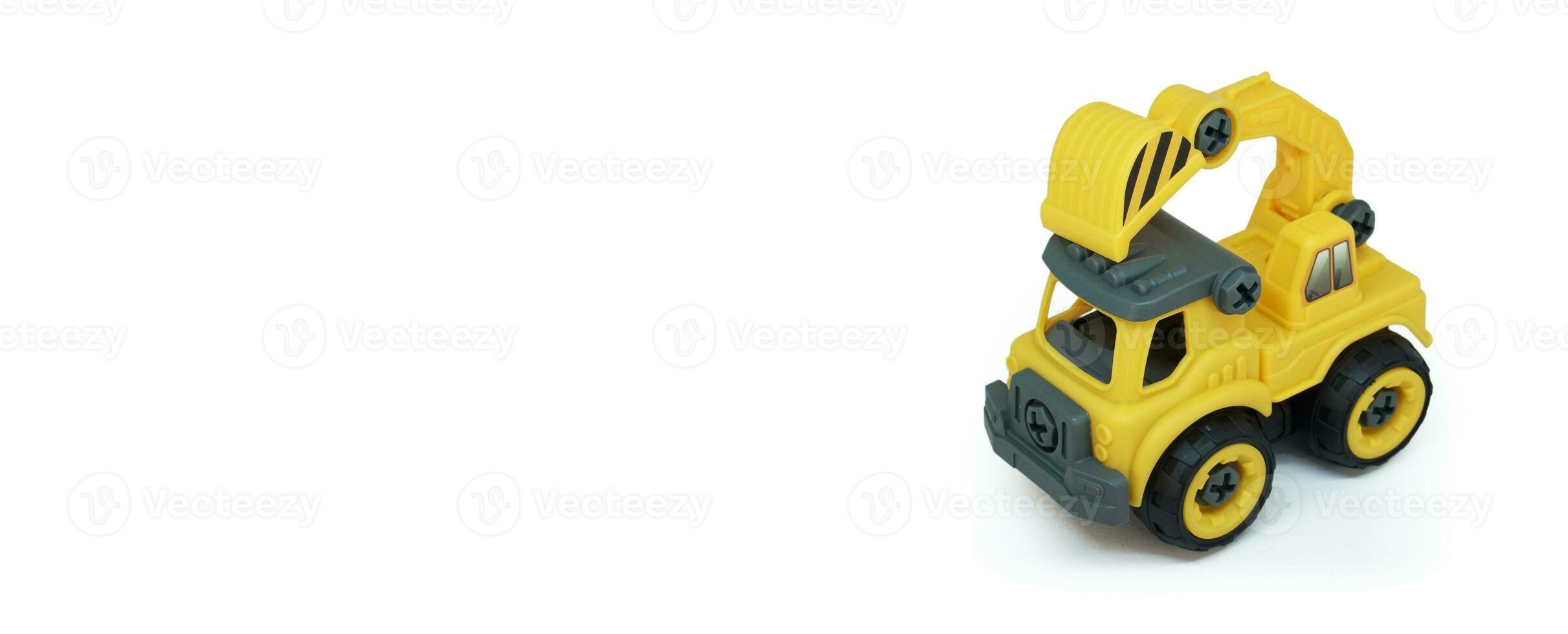 geel plastic vrachtauto speelgoed- geïsoleerd Aan wit achtergrond. bouw voertuig vrachtwagen. een kopiëren ruimte voor banier van speelgoed- op te slaan. foto