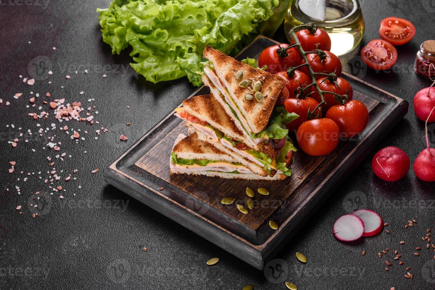heerlijk broodje met knapperige toast, ham, sla en tomaten and foto