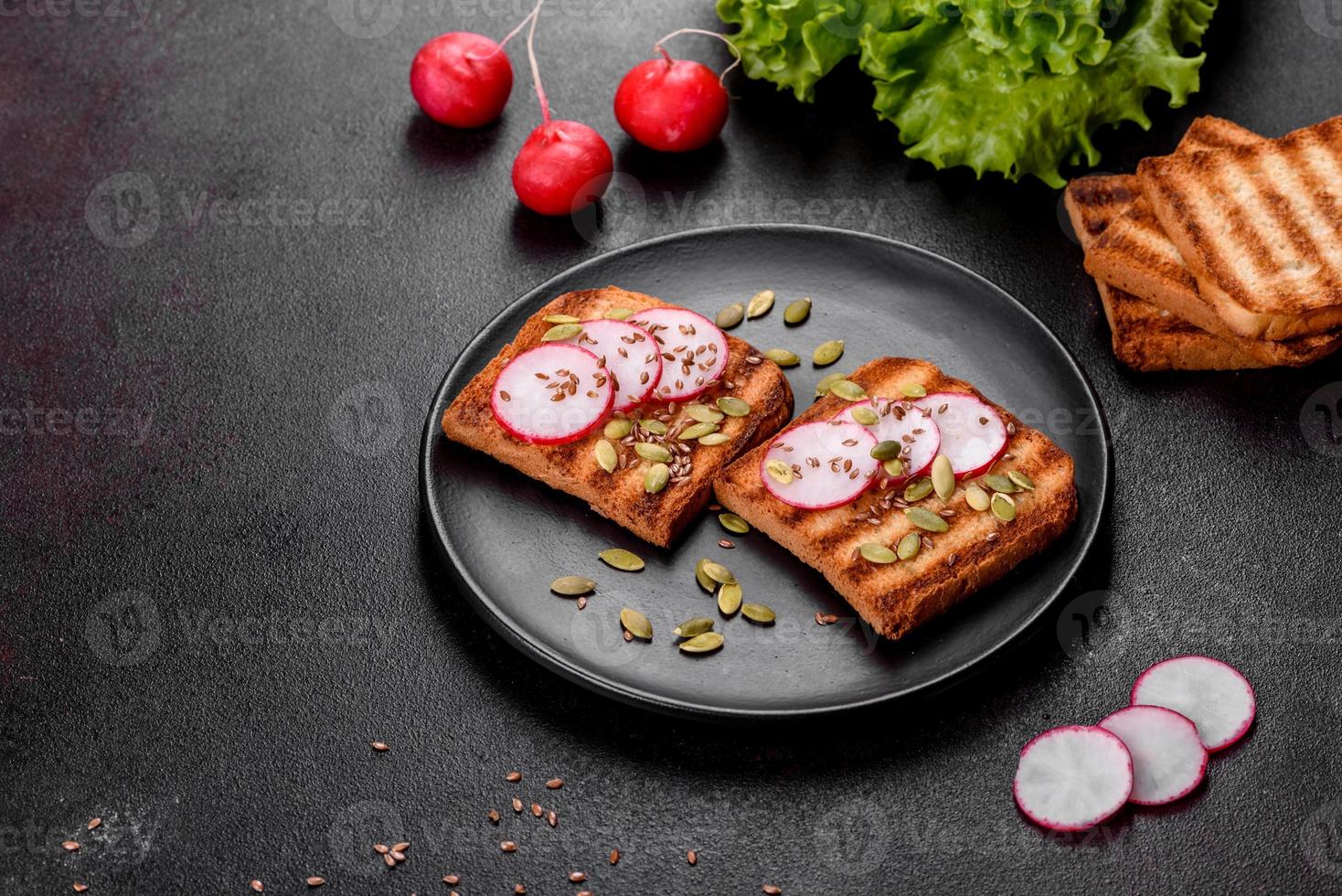 heerlijk krokant broodje met toast, radijs, pompoenpitten en lijnzaad foto