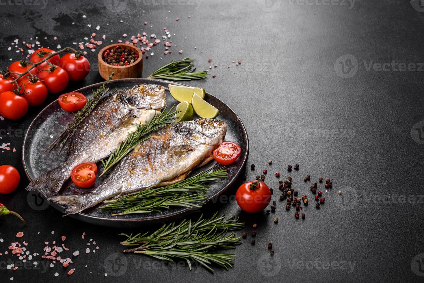 heerlijke dorado gebakken op een grill met specerijen en kruiden. dorado gekookt op ongeveer foto