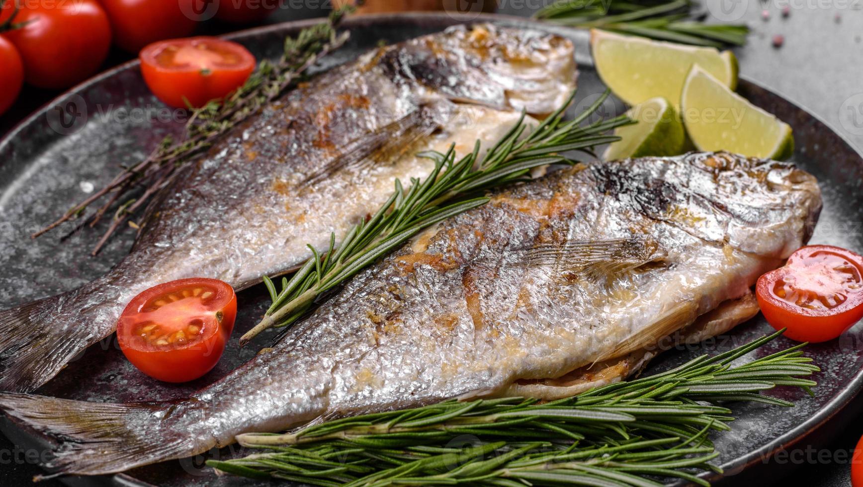 heerlijke dorado gebakken op een grill met specerijen en kruiden. dorado gekookt op ongeveer foto