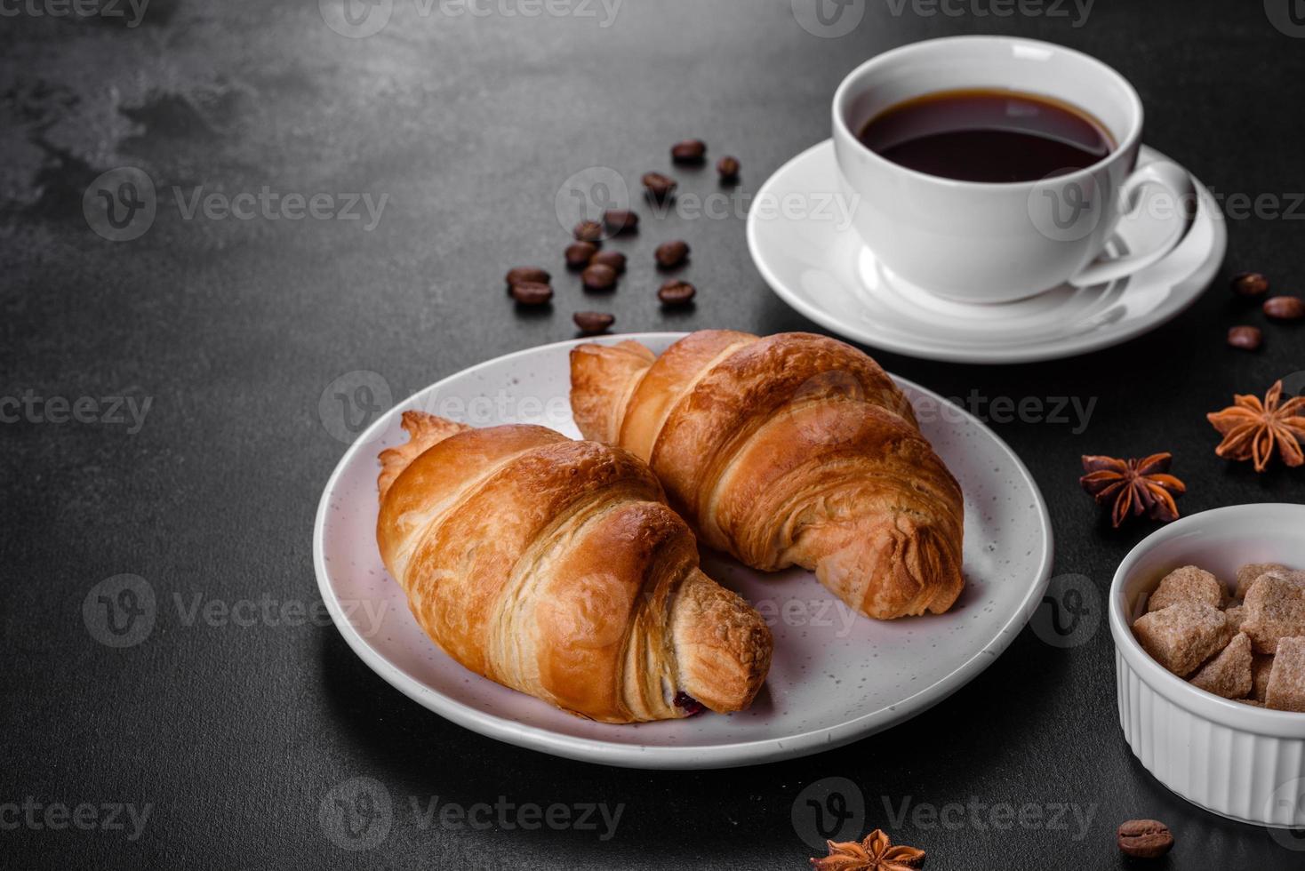 verse knapperige heerlijke franse croissant met een kopje geurige koffie foto