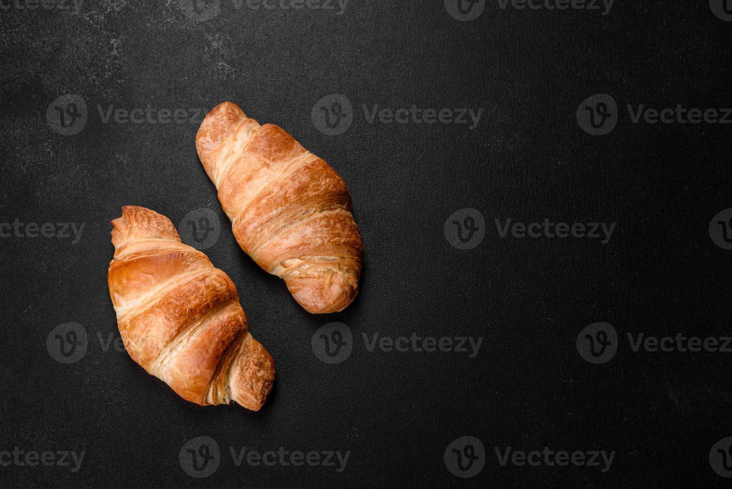 verse knapperige heerlijke franse croissant met een kopje geurige koffie foto