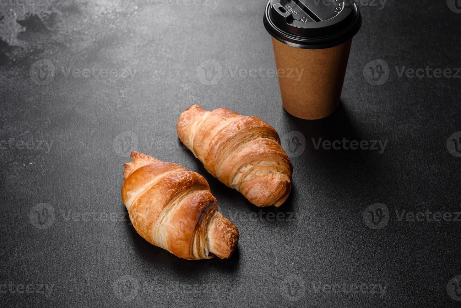 verse knapperige heerlijke franse croissant met een kopje geurige koffie foto