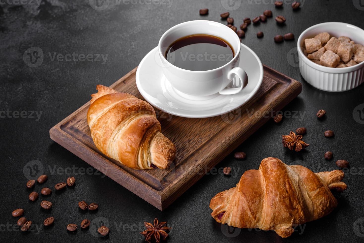 verse knapperige heerlijke franse croissant met een kopje geurige koffie foto