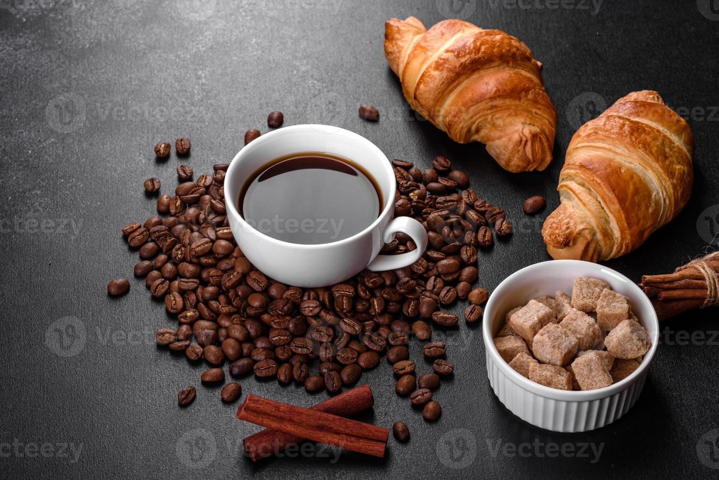 verse knapperige heerlijke franse croissant met een kopje geurige koffie foto