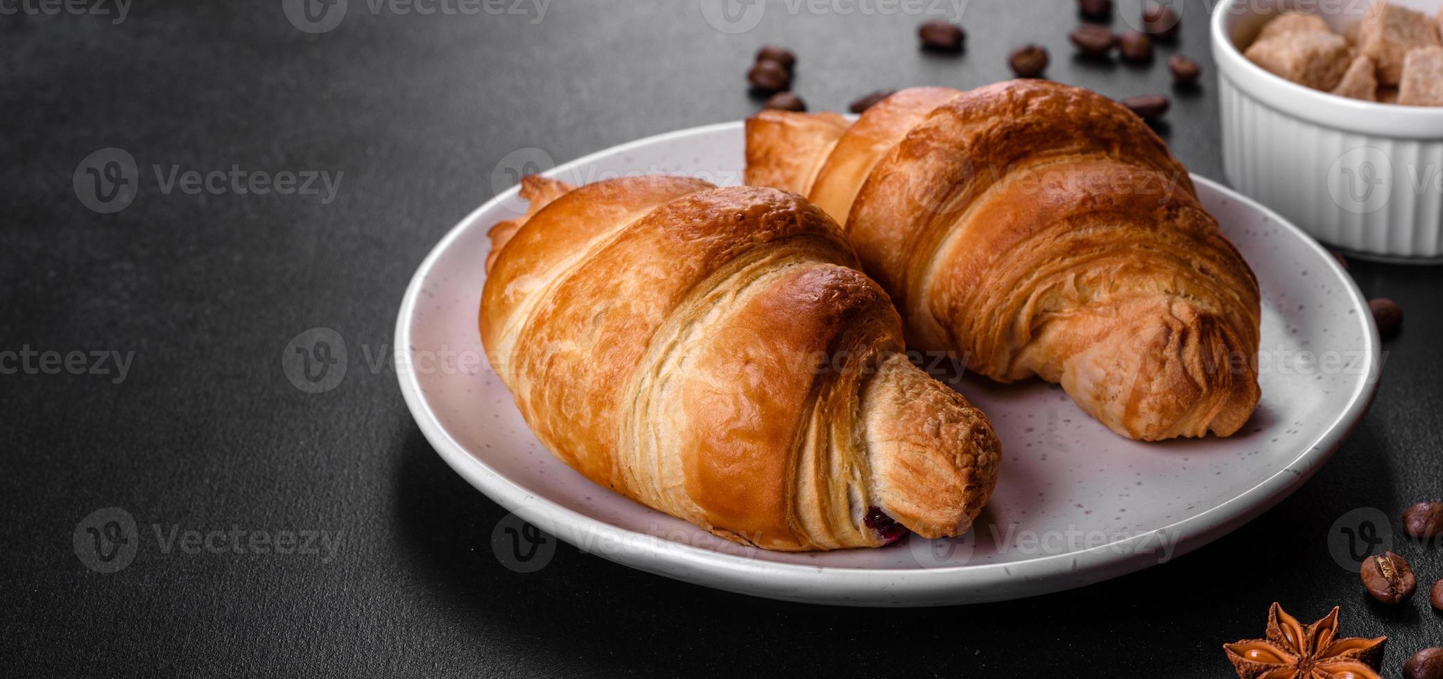 verse knapperige heerlijke franse croissant met een kopje geurige koffie foto