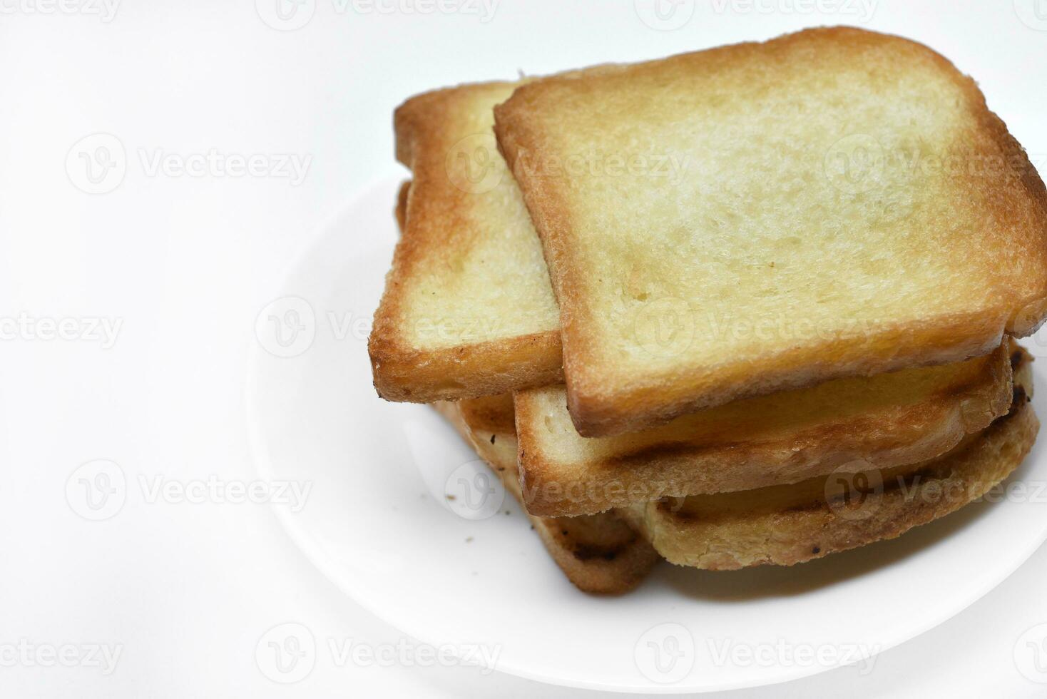 gebakken geroosterd brood Aan een wit bord. gebakken brood voor boterhammen. veganistisch voedsel. foto