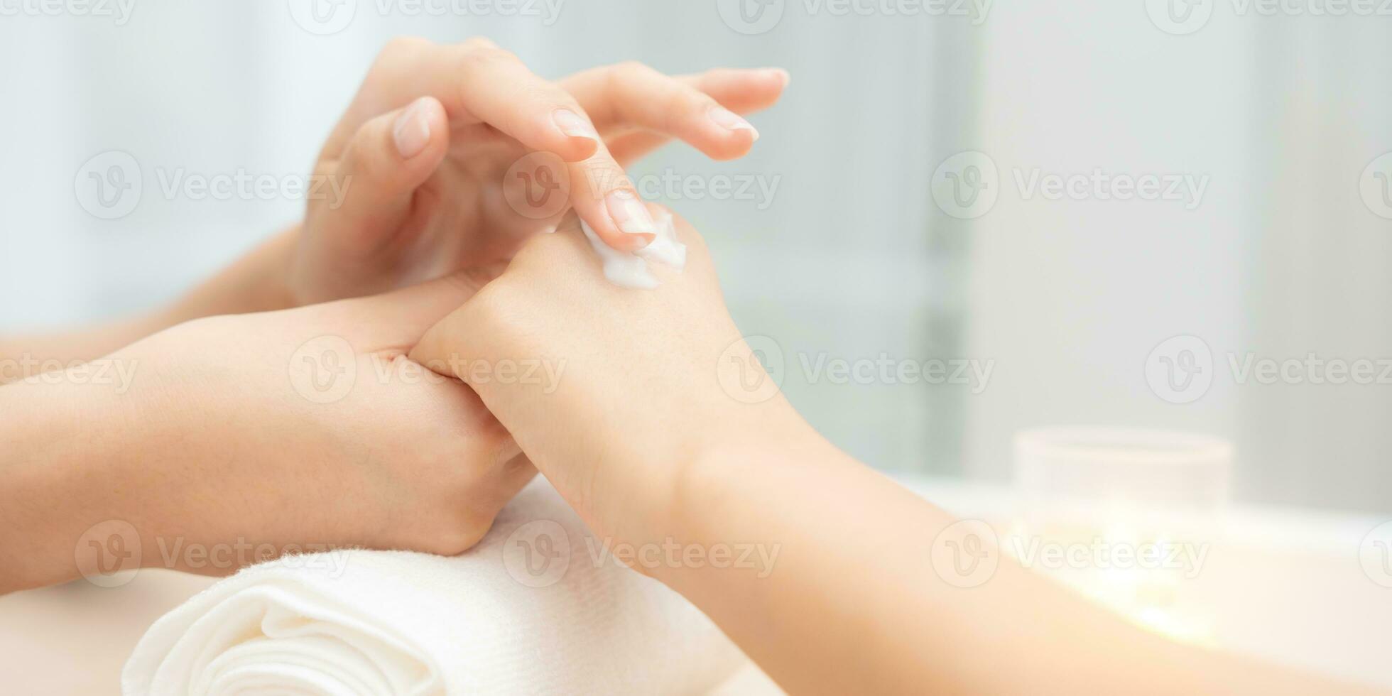 spa en behandeling huid hand, vrouw toepassen biologisch hydraterend hand- room, hand- huid zorg concept, winter, vrouw huid bescherming, mooi vrouw huid zorg met hand- room, lotion Aan handen foto