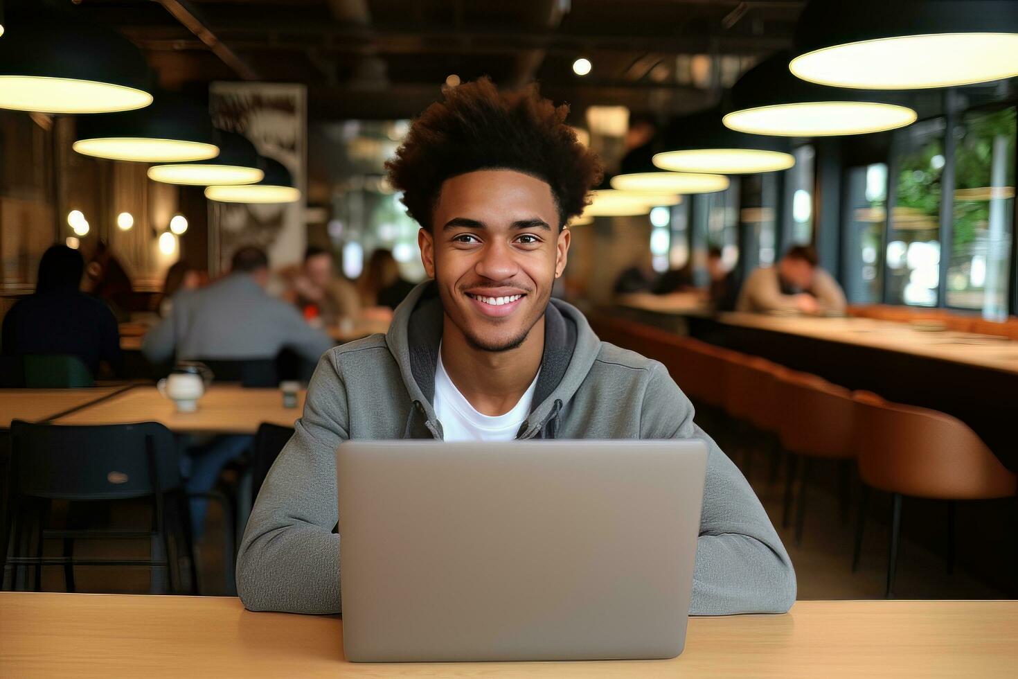 portret van vrolijk zwart mannetje leerling aan het leren online in koffie winkel, jong Afrikaanse Amerikaans Mens studies met laptop in cafe, aan het doen huiswerk foto