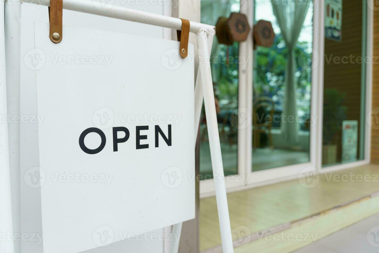 Open teken bord. bord of begin van opening Welkom Ingang van klein bedrijf cafe of restaurant en reclame met Open teken foto