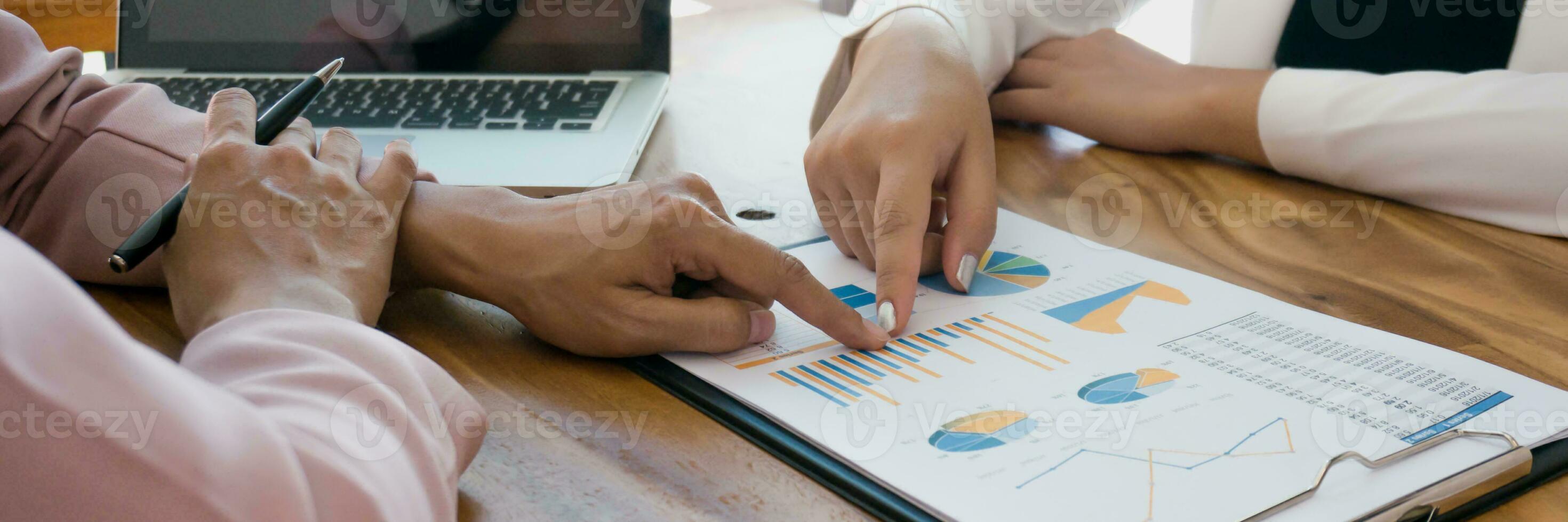 team leider trainer onderwijzen jong arbeiders leg uit Aan papier voor bedrijf plan luister spraakzaam collega en bespreken nieuw project presentatie echt professioneel adviseur overleg plegen foto