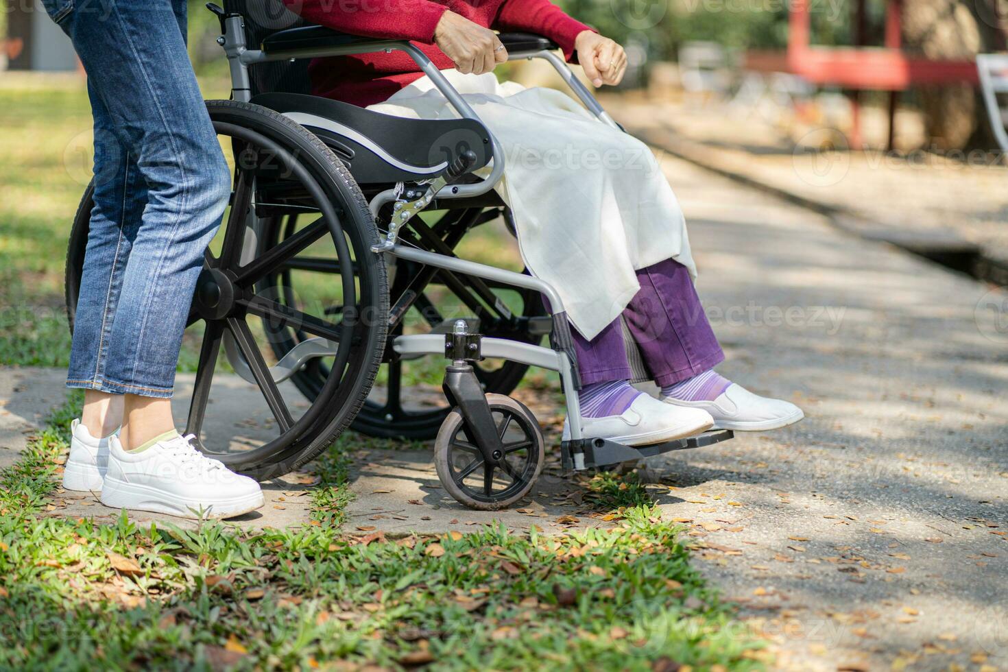 verpleging huis. jong verzorger helpen senior vrouw in rolstoel. foto