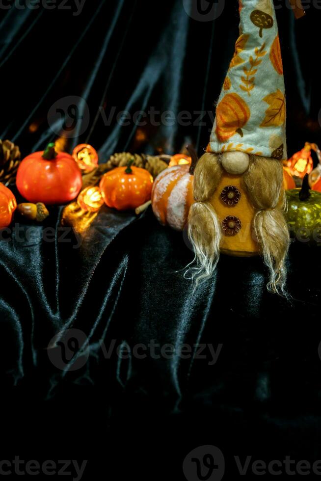 halloween decoraties achtergrond. halloween eng pompoen hoofd Aan houten tafel halloween vakantie concept foto
