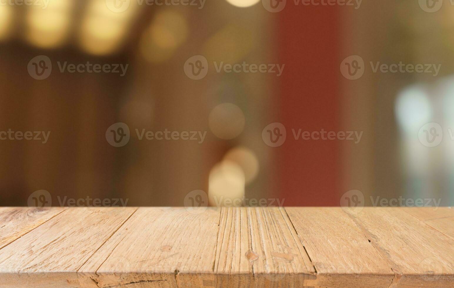 bespotten omhoog voor ruimte. leeg donker houten tafel in voorkant van abstract wazig bokeh achtergrond van restaurant . kan worden gebruikt voor Scherm of montage uw Product foto