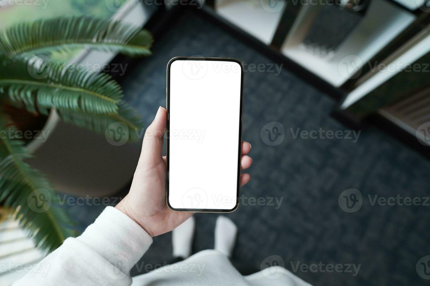 dichtbij omhoog van vrouwen handen Holding cel telefoon blanco kopiëren ruimte scherm. slim telefoon met technologie concept foto