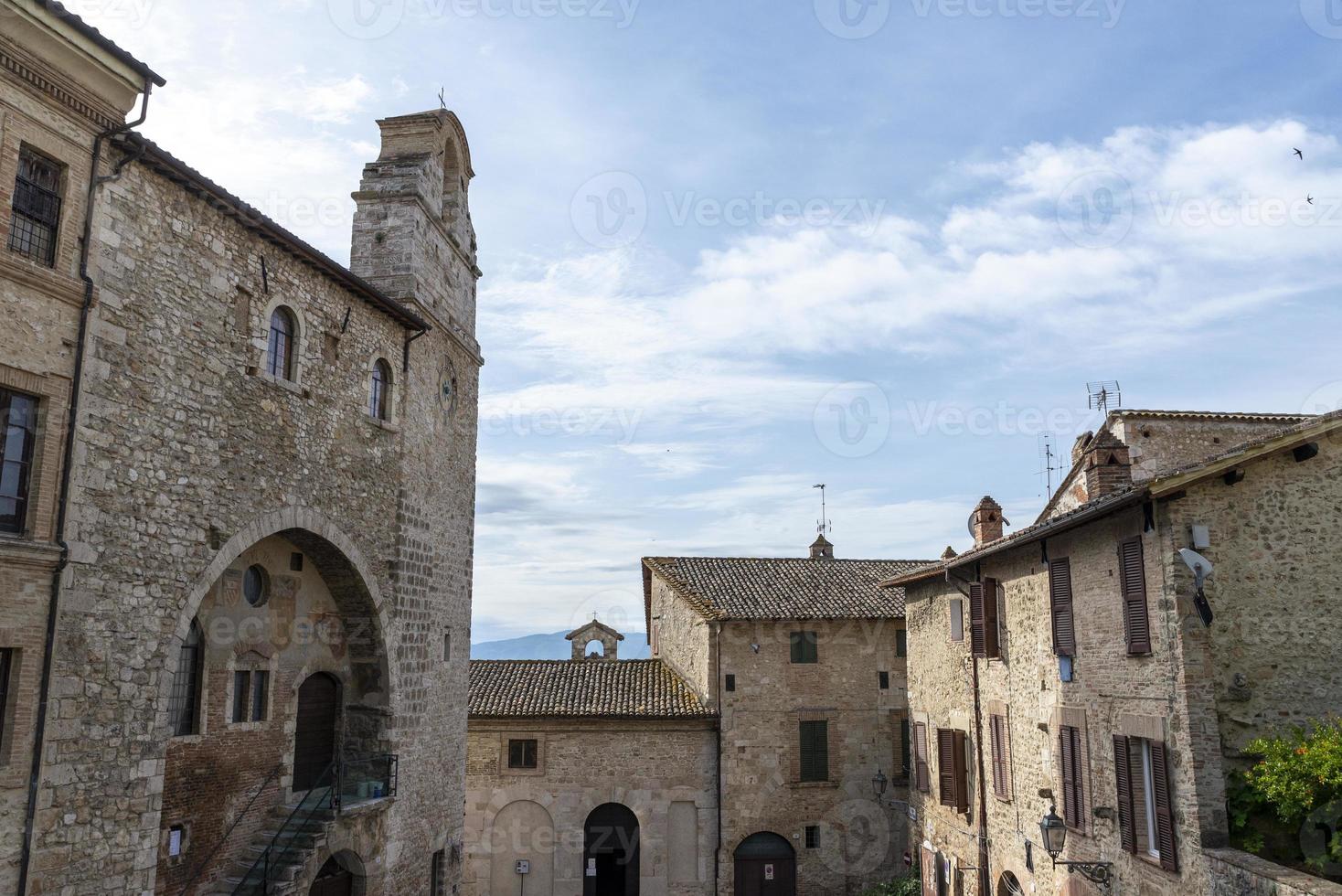 gebouwen in de stad San Gemini, Italië, 2020 foto