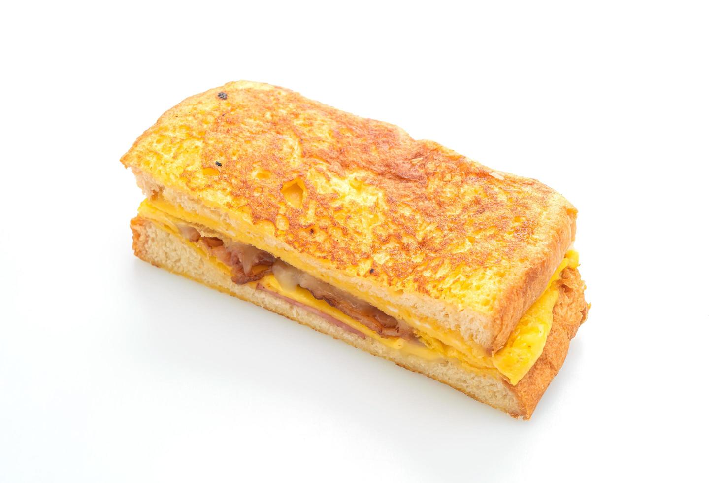 Franse toast ham, spek en kaas sandwich met ei geïsoleerd op een witte achtergrond foto