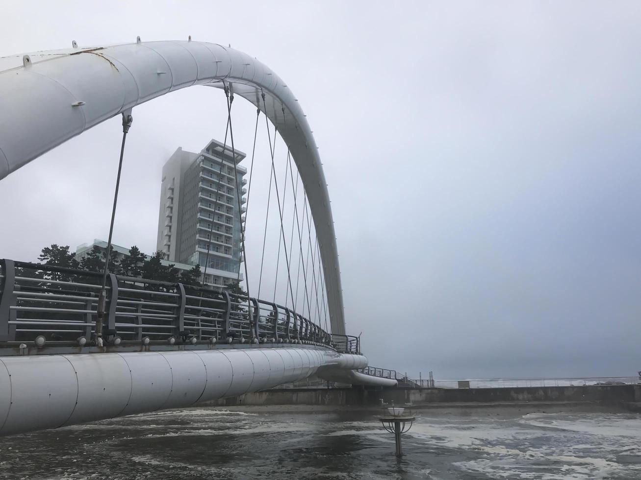 boogbrug in de stad Gangneung in de buurt van de zee, Zuid-Korea foto