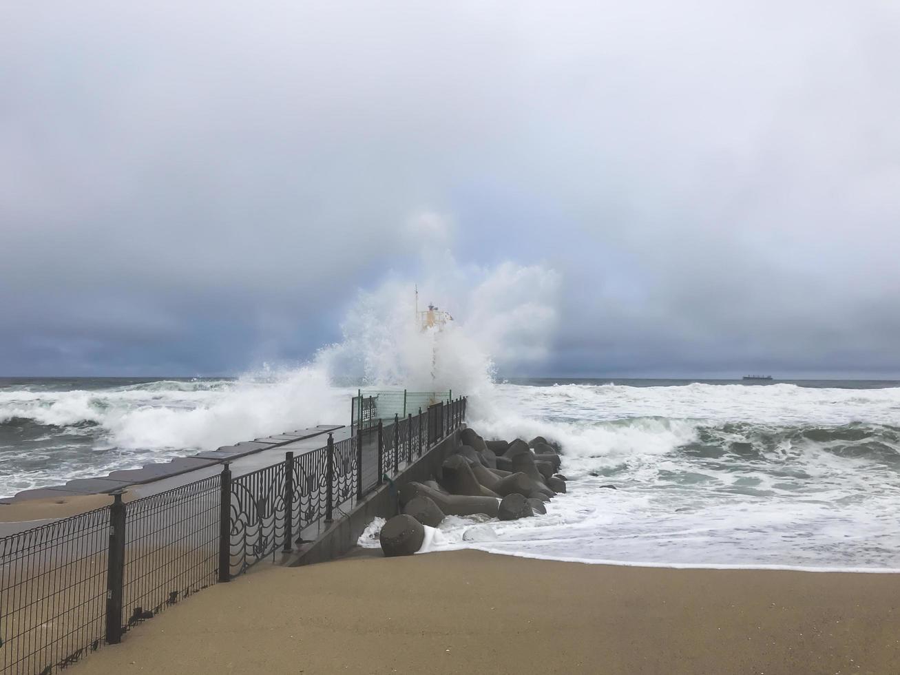 tyfoon in Zuid-Korea. grote golven breken op de was. gangneung stadsstrand. foto