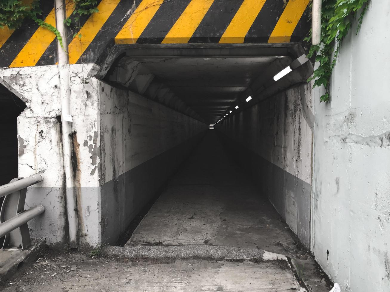 de lange tunnel in de stad Busan, Zuid-Korea foto