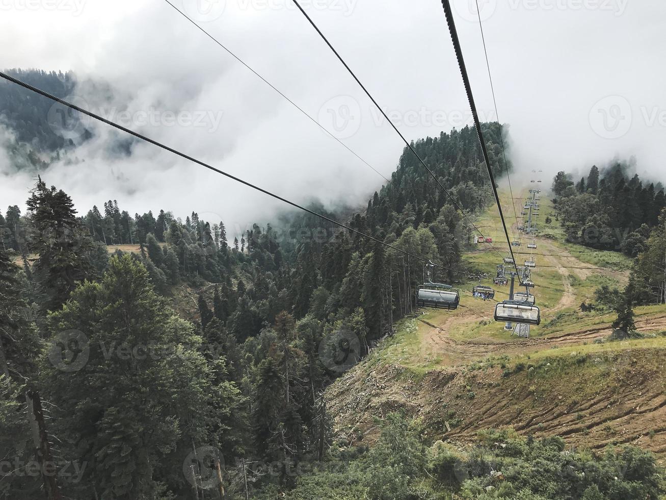 de kabelbaan in de bergen van de Kaukasus. sochi gebied, roza khutor, rusland foto