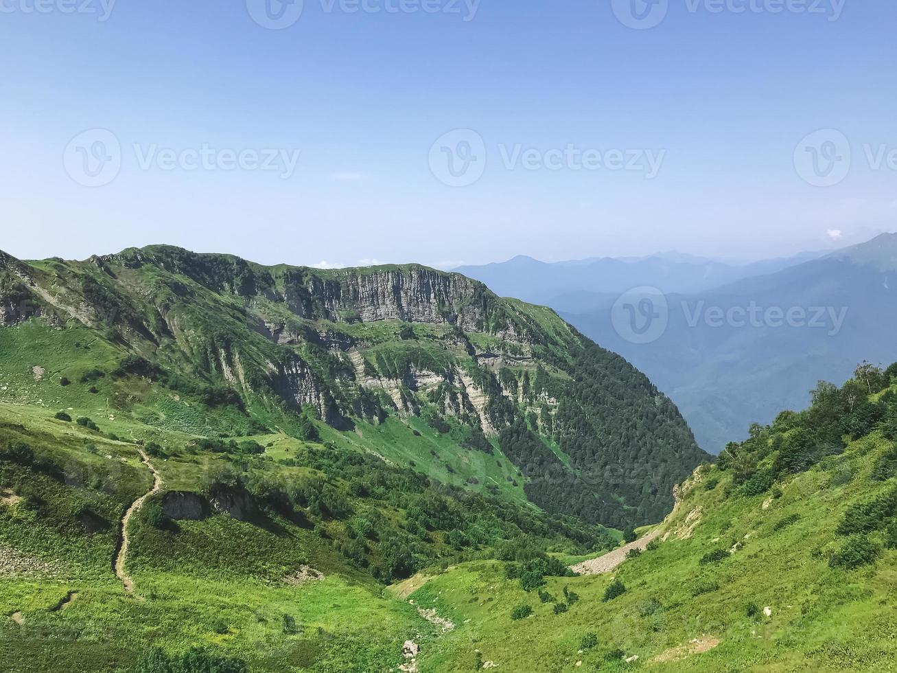 prachtig uitzicht vanaf de top van de bergen van de Kaukasus. roza khutor, rusland foto