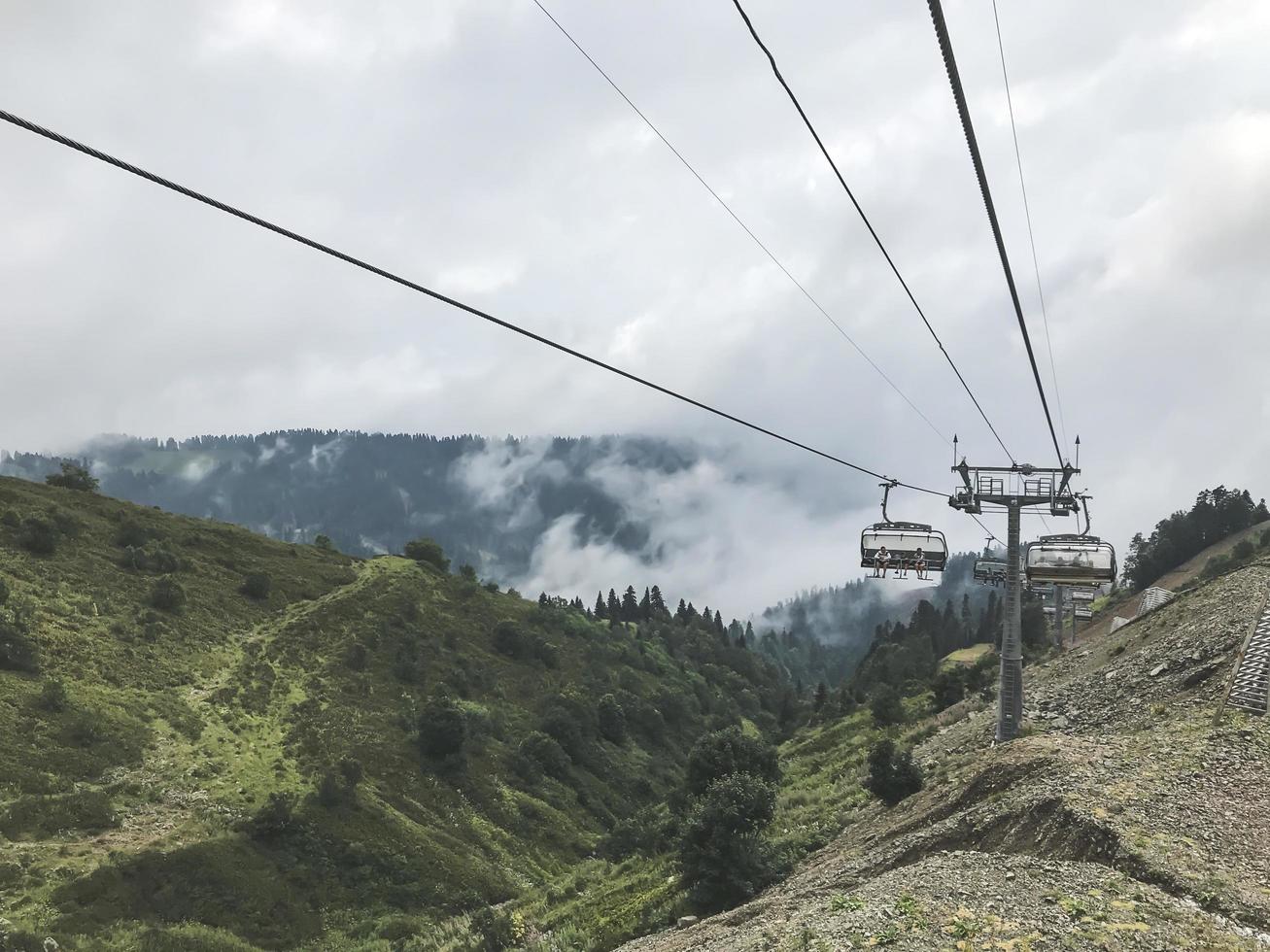 de kabelbaan in de bergen van de Kaukasus. sochi gebied, roza khutor, rusland foto