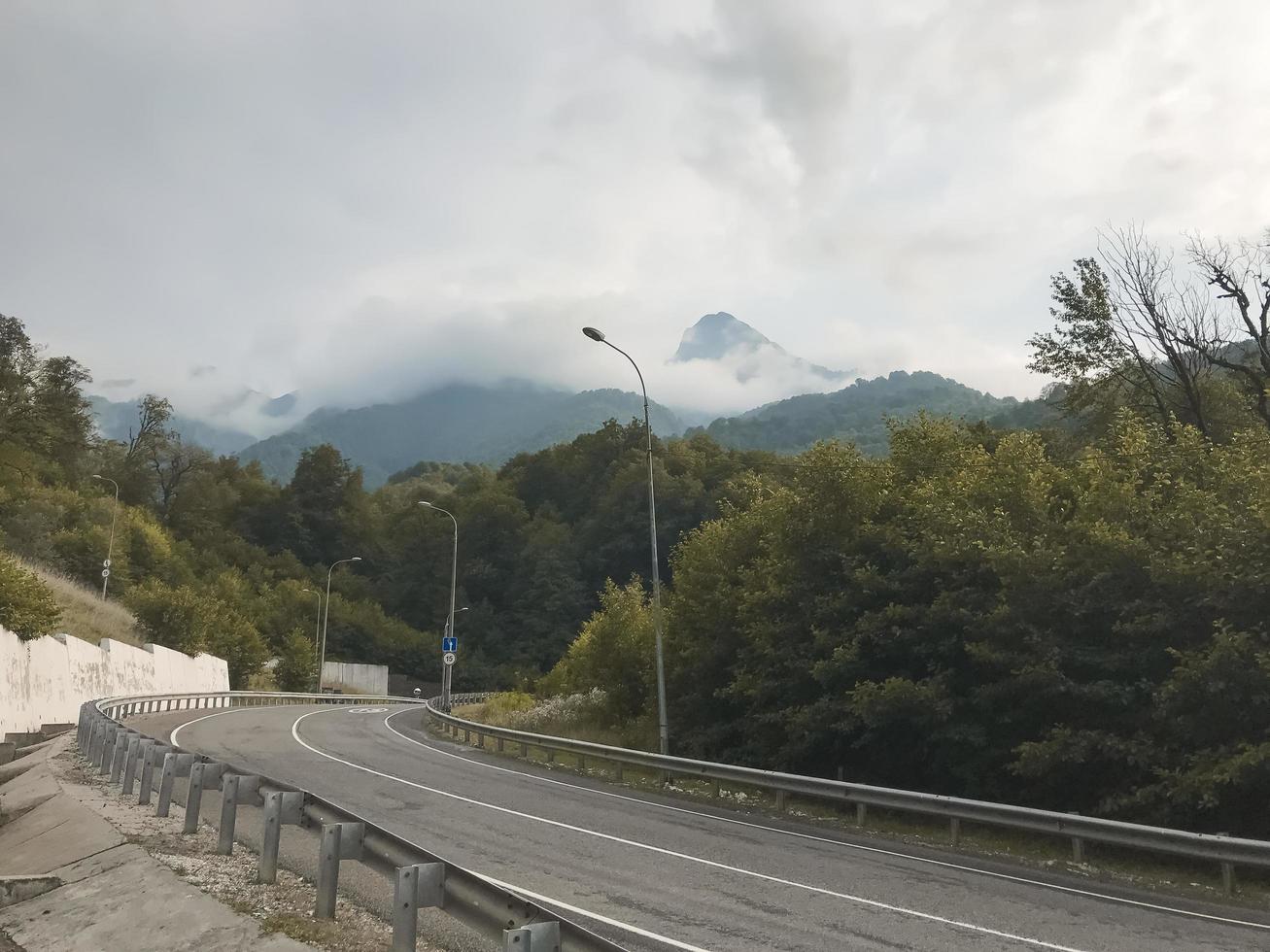 bergweg in de bergen van de Kaukasus. sochi, rusland foto