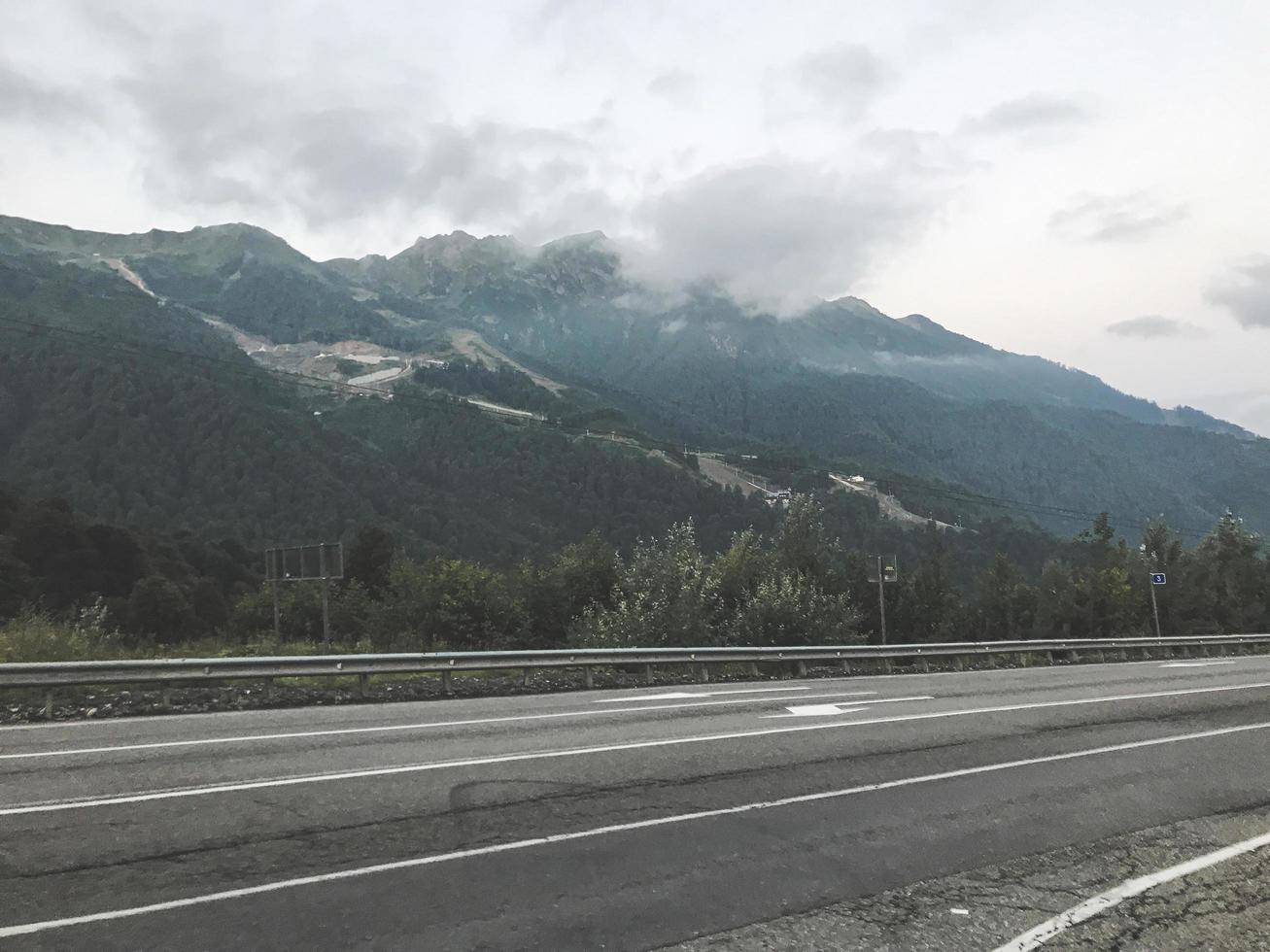 bergweg in de bergen van de Kaukasus. sochi, rusland foto