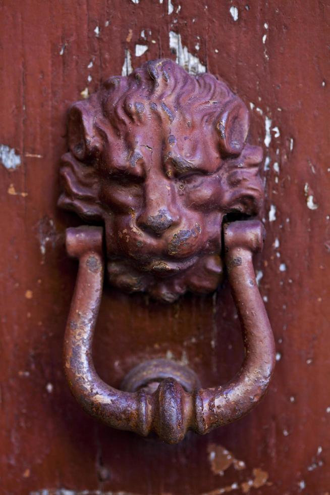 oude leeuwvormige deurklopper foto