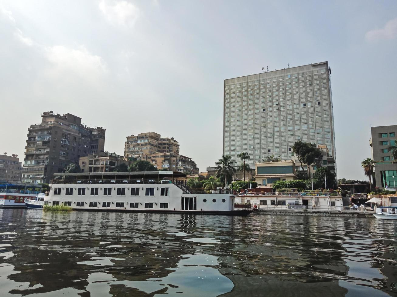 grote gebouwen aan de kust van de rivier de Nijl. Caïro stad, Egypte foto