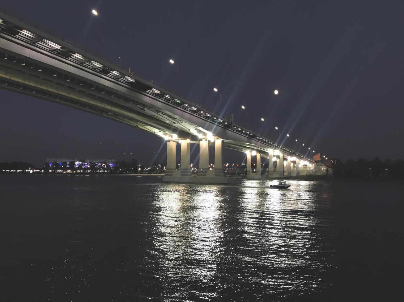 grote betonnen brug over de rivier de don in de nacht, in rostov am don city, rusland foto