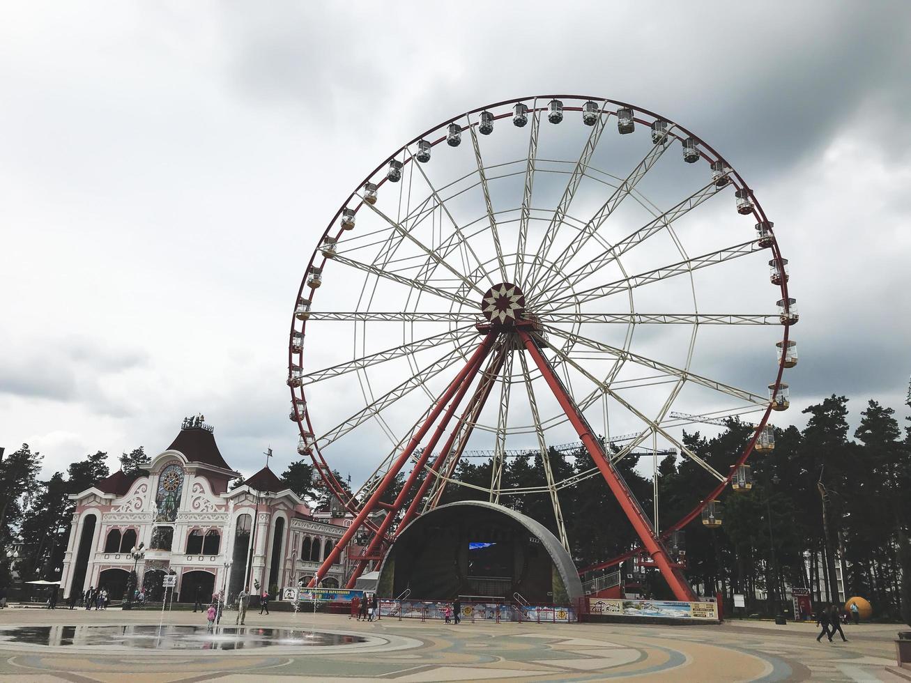 kharkov stad, oekraïne, mei 2019, het reuzenrad in gorky park foto