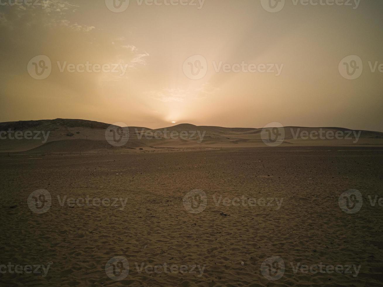 gele zonsondergang in de woestijn foto