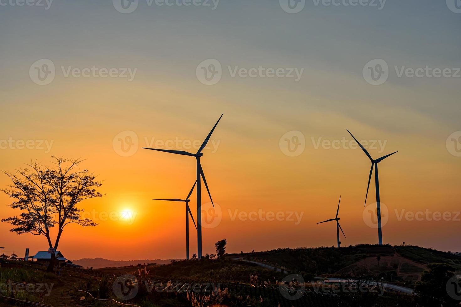 windturbinepark bij zonsondergang foto