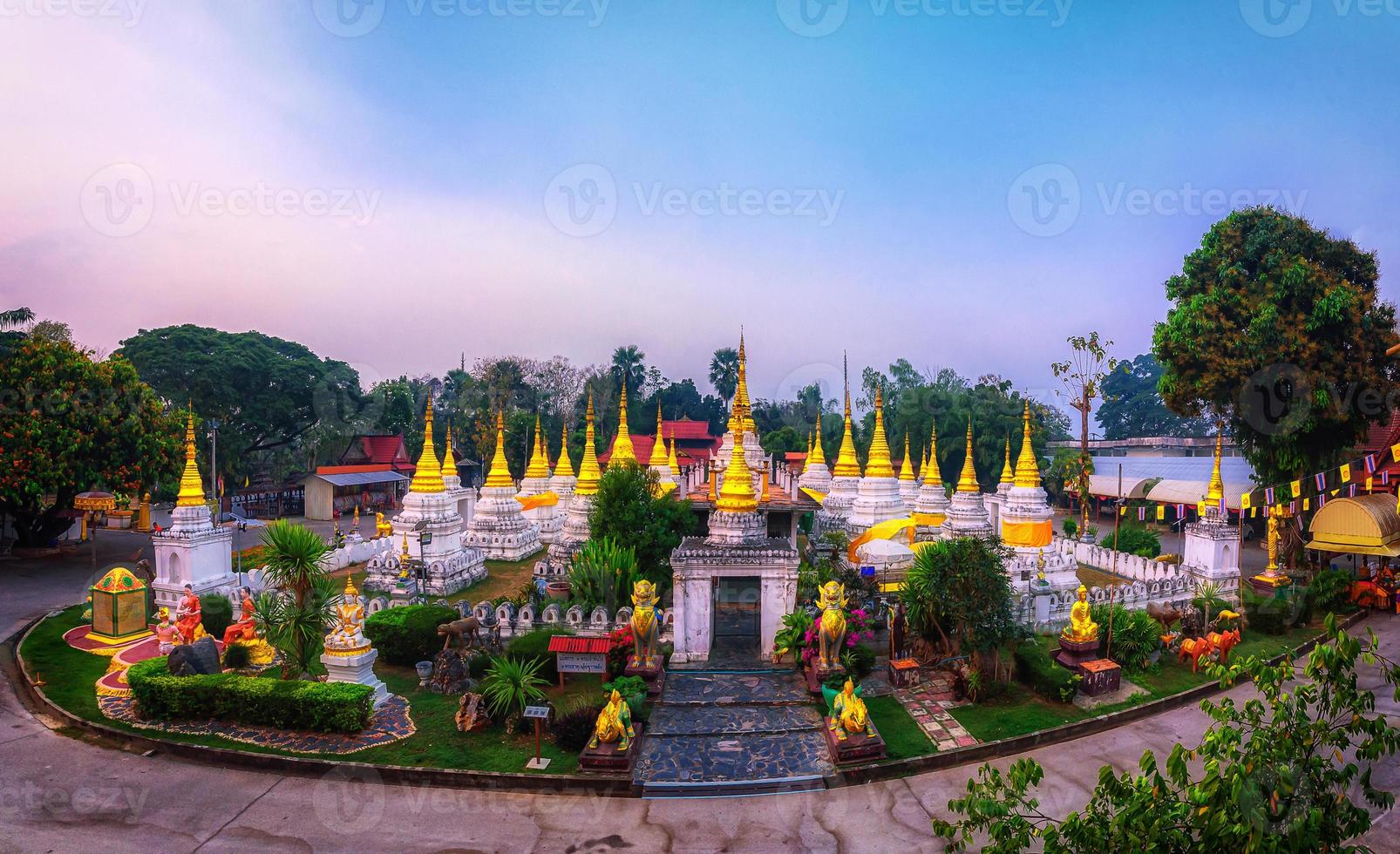twintig pagodes tempel is een boeddhistische tempel in de provincie lampang, thailand foto