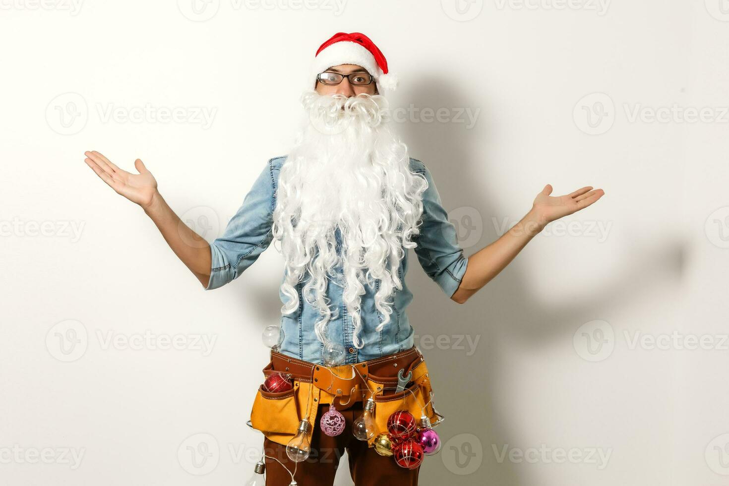 de kerstman claus. jong gelukkig emotioneel de kerstman Mens winnaar gebaar. formule elegant kleurrijk nieuw jaar vakantie foto