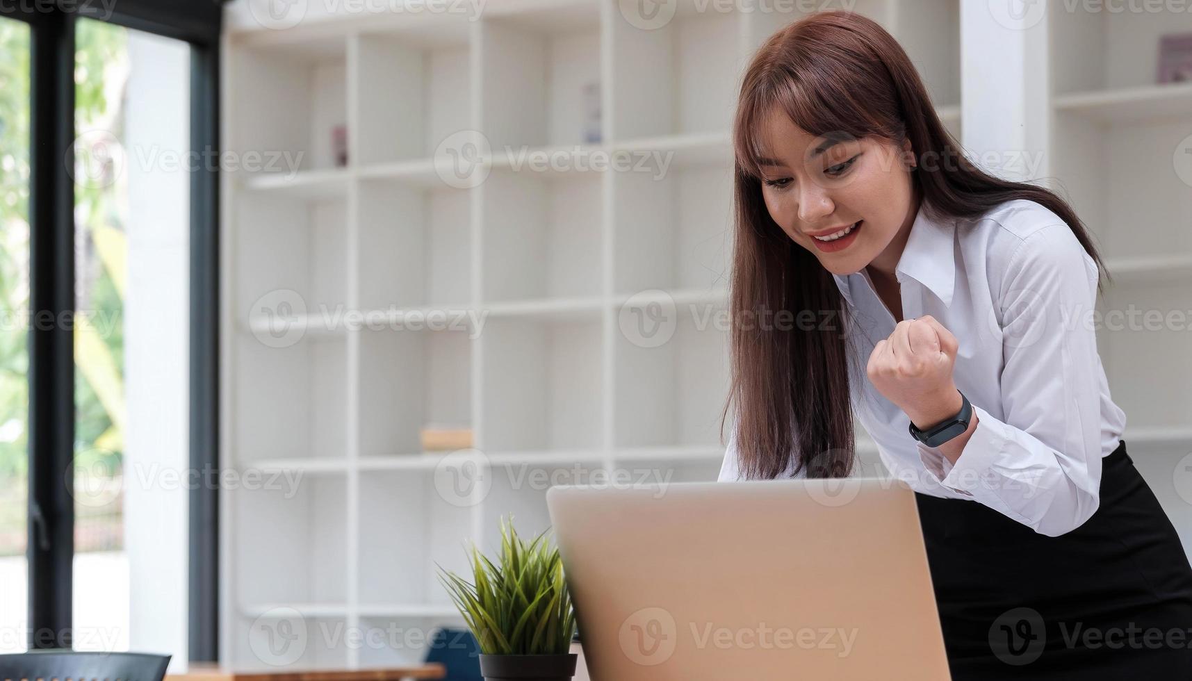 foto van een vrolijke zakenvrouw die in een vergaderruimte staat