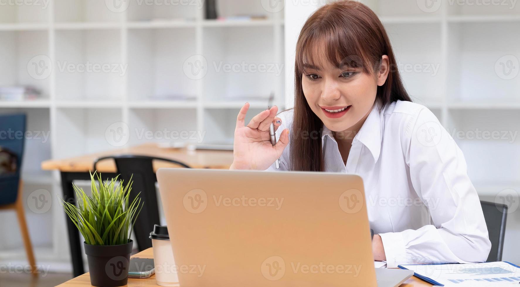 lachende mooie vrouw die thuis digitale tablet gebruikt foto