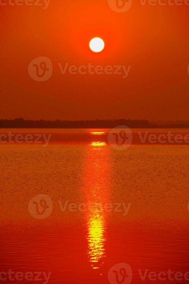 rivier- Bij zonsondergang landschap, natuur zonsondergang mooi foto