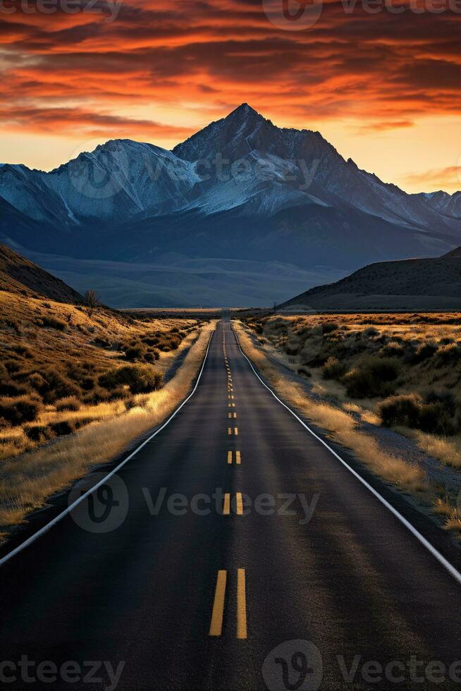 verticaal visie van de pittoreske panorama van de snelweg met bergen tegen de backdrop van zonsondergang foto