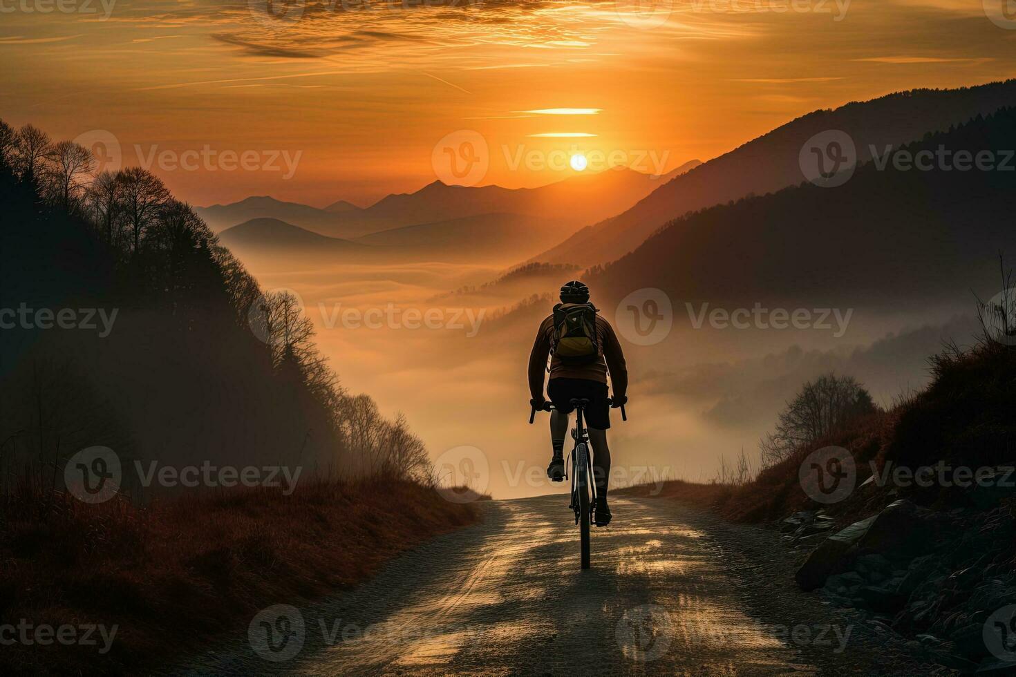 achterzijde visie van een fietser rijden een fiets Aan een berg weg tegen zonsondergang achtergrond foto