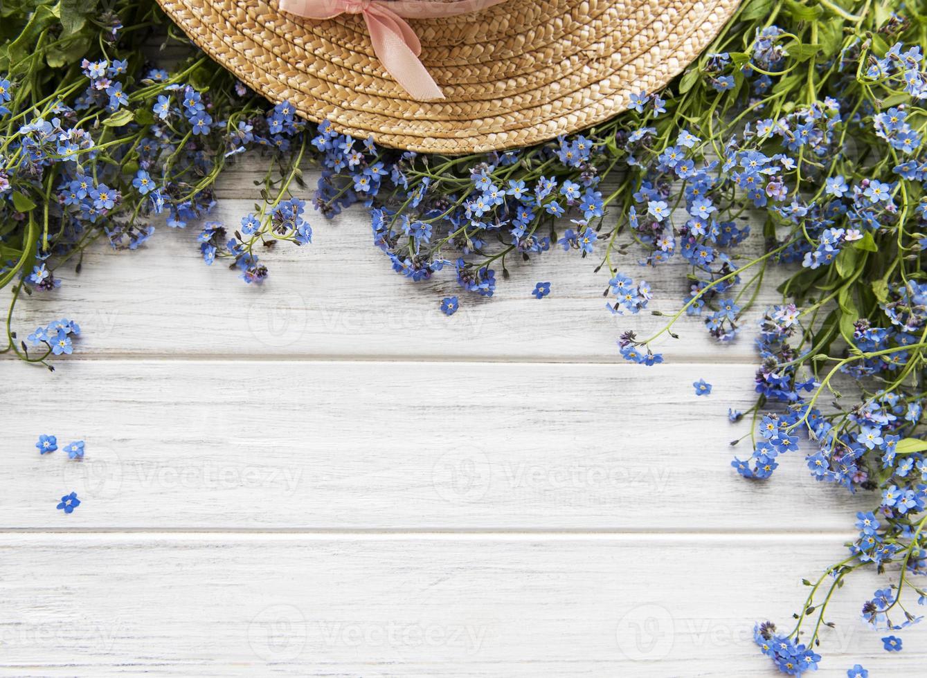 vergeet-mij-niet bloemen en strohoed foto