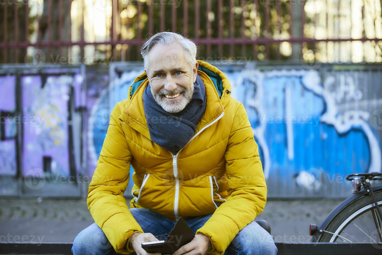 portret van glimlachen volwassen Mens in de stad foto