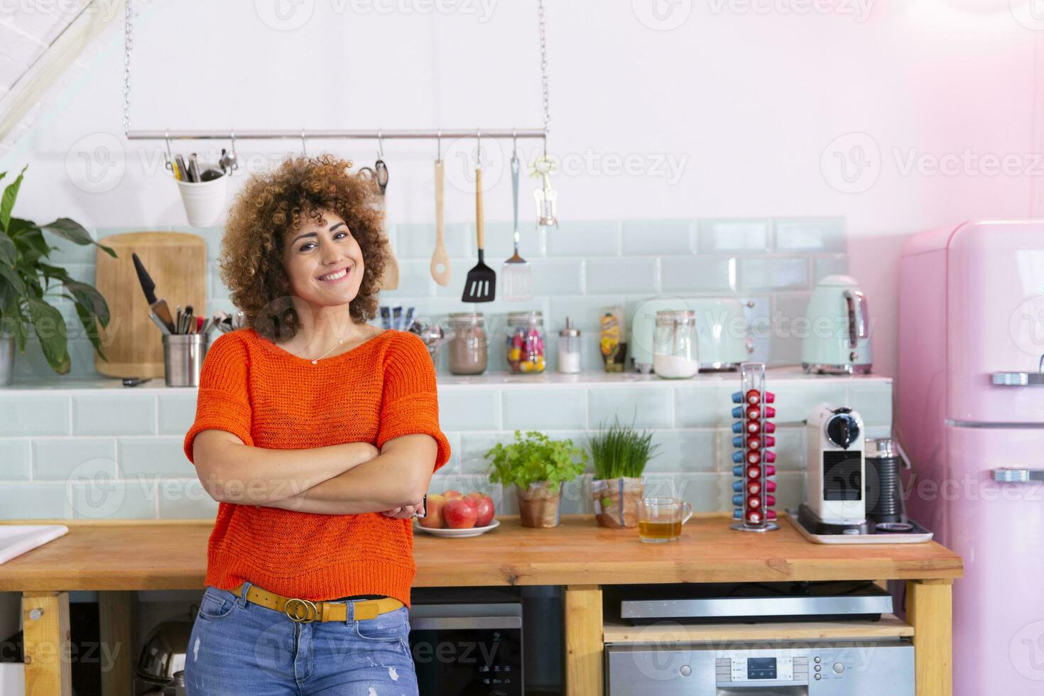 portret van glimlachen vrouw in kantoor keuken foto