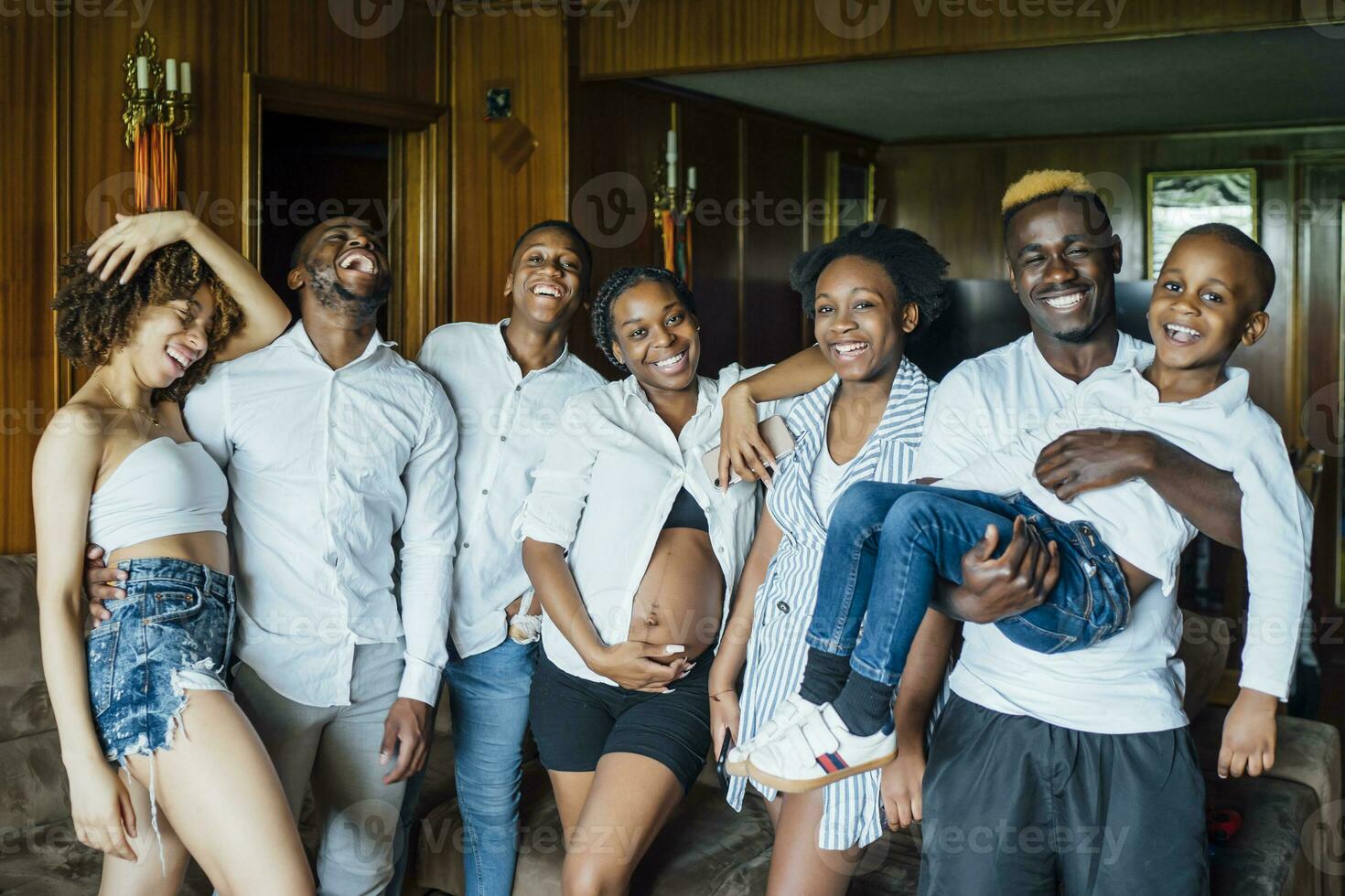 portret van gelukkig familie en vrienden Bij huis foto